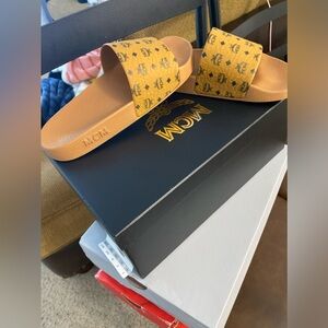 MCM slides, size 7 women, in great condition, worn 3xs